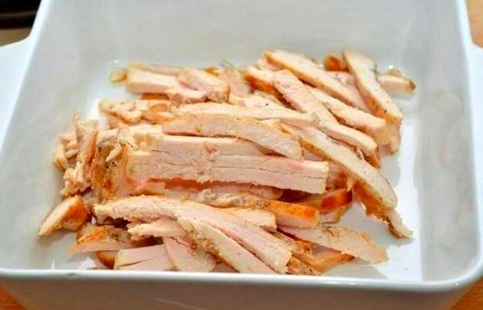 Рецепт Салат из курицы с помидорами и сельдереем шаг-1