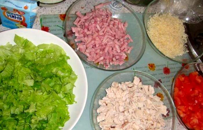 Рецепт Салат из курицы с помидорами и сыром шаг-1