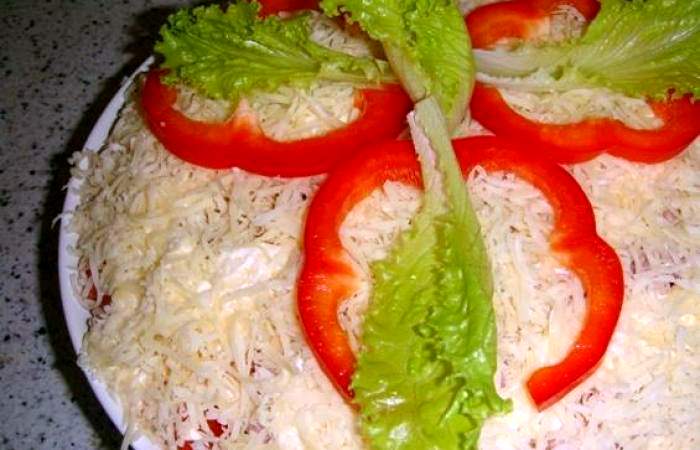 Рецепт Салат из курицы с помидорами и сыром шаг-6