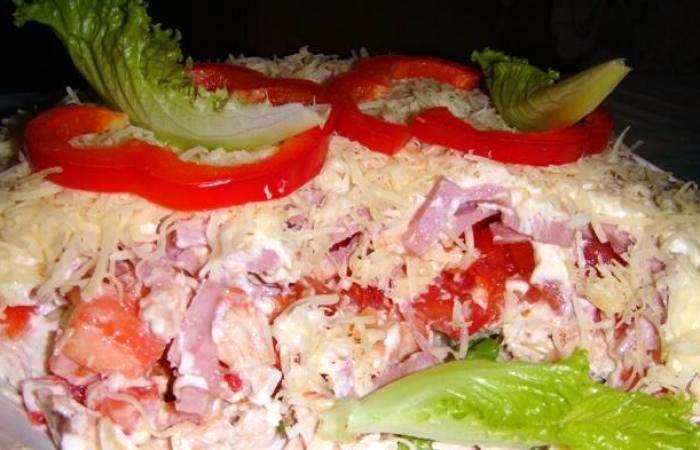 Рецепт Салат из курицы с помидорами и сыром шаг-7