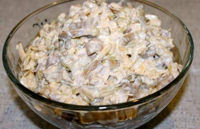 Рецепт Салат из курицы с шампиньонами и сыром шаг-3