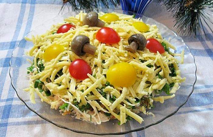 Рецепт Салат из курицы с сыром и маринованными шампиньонами шаг-3