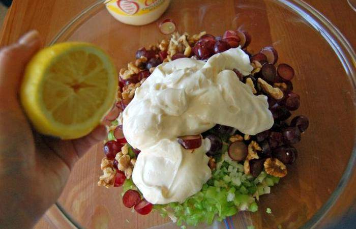 Рецепт Салат из курицы с виноградом и орехами шаг-7