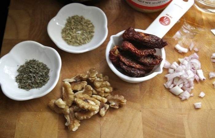 Рецепт Салат из макарон с рукколой и соусом шаг-1