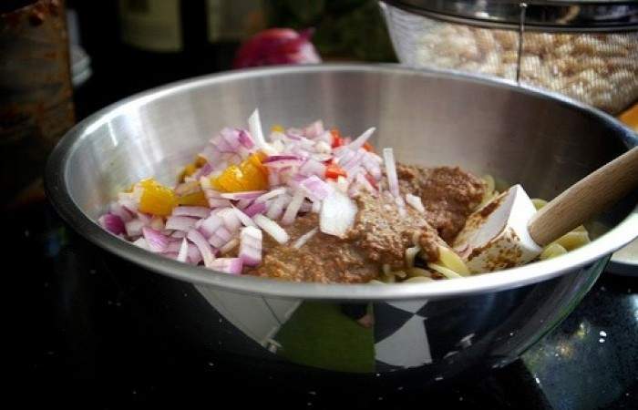 Рецепт Салат из макарон с рукколой и соусом шаг-6