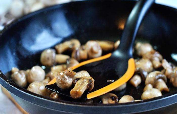 Рецепт Салат из печени и грибов шаг-3