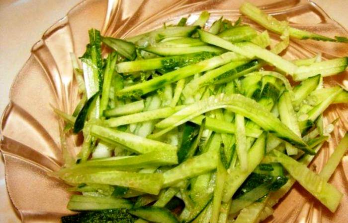 Рецепт Салат из пекинской капусты с кальмарами  шаг-2