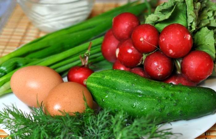 Рецепт Салат из редиса с яйцом, огурцом и зеленью шаг-1