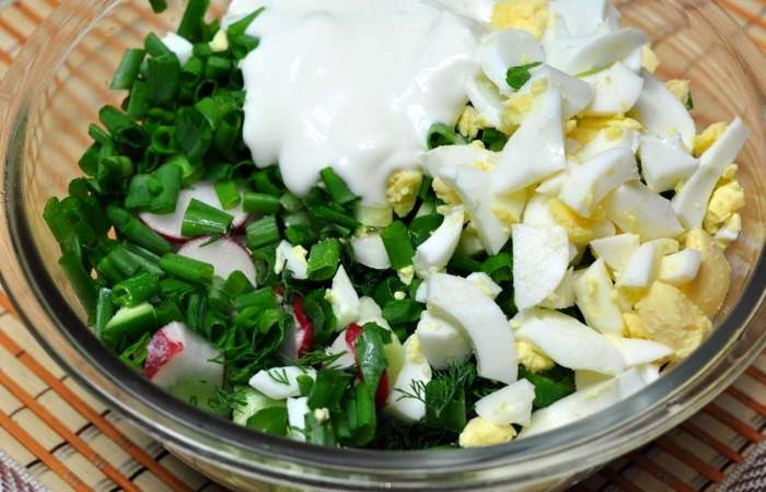 Рецепт Салат из редиса с яйцом, огурцом и зеленью шаг-3