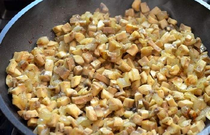 Рецепт Салат из шампиньонов, курицы и кукурузы в виде елки  шаг-2