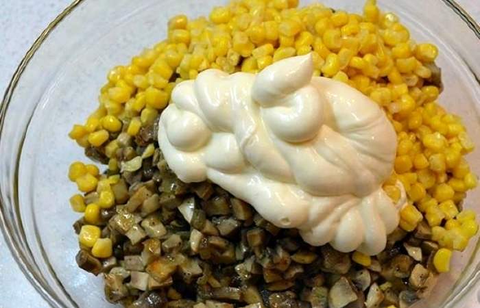 Рецепт Салат из шампиньонов, курицы и кукурузы в виде елки шаг-3