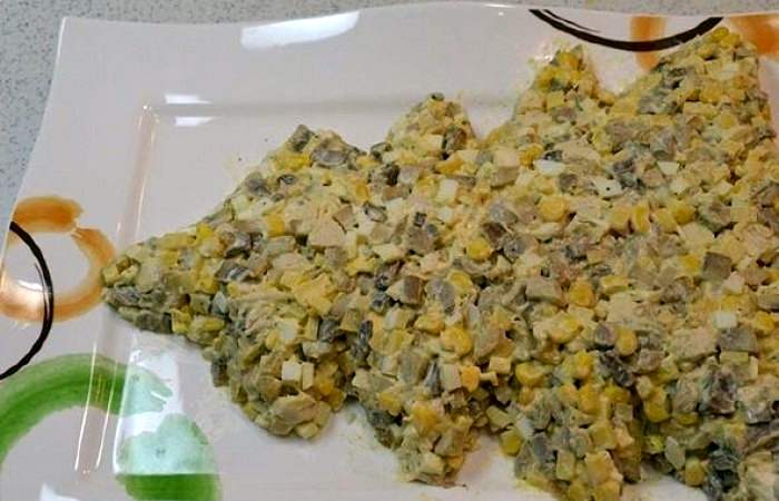 Рецепт Салат из шампиньонов, курицы и кукурузы в виде елки  шаг-4