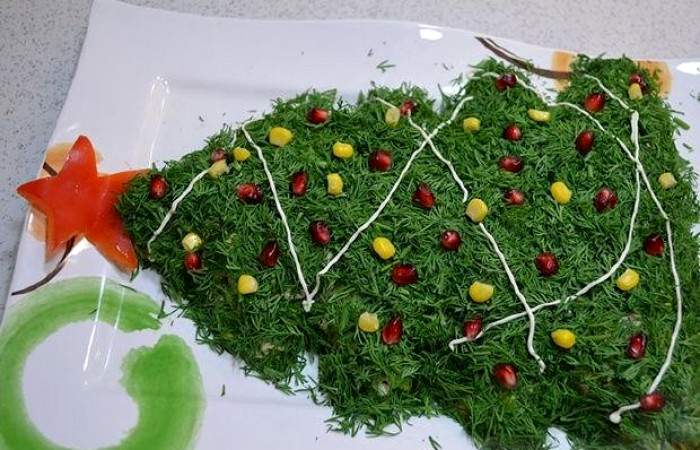 Рецепт Салат из шампиньонов, курицы и кукурузы в виде елки шаг-5