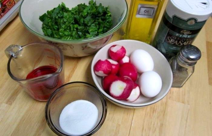 Рецепт Салат из шпината с маринованным редисом шаг-1