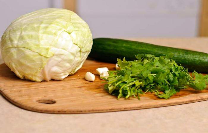 Рецепт Салат из свежей капусты и огурцов шаг-1