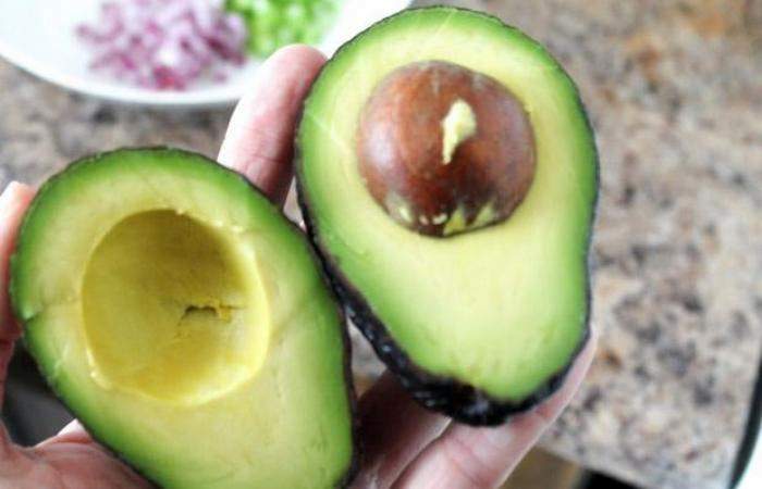 Рецепт Салат из тунца и авокадо шаг-1