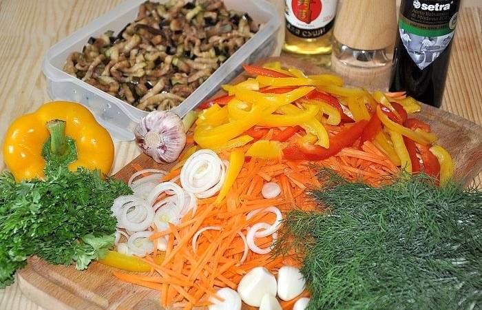 Рецепт Салат с баклажанами, морковью и перцем  шаг-2