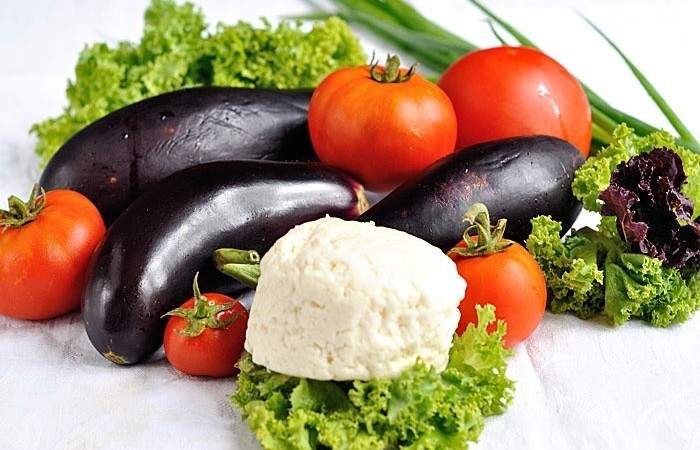 Рецепт Салат с баклажанами, помидорами и адыгейским сыром шаг-1