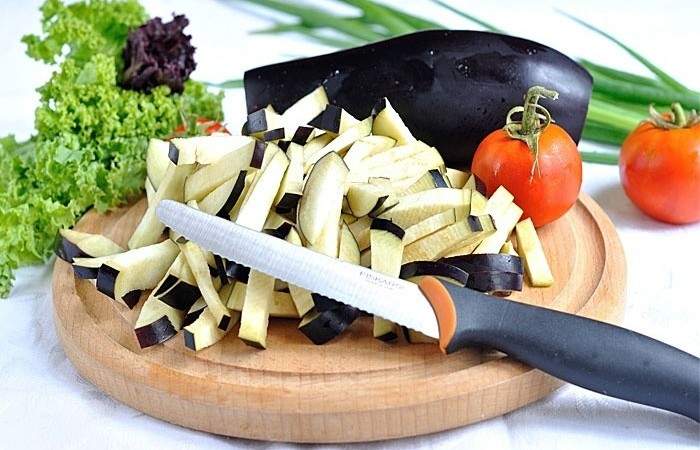 Рецепт Салат с баклажанами, помидорами и адыгейским сыром  шаг-2