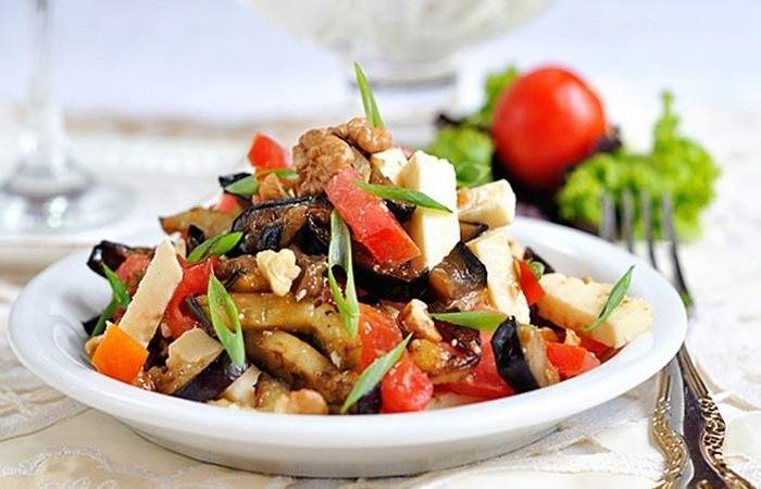 Рецепт Салат с баклажанами, помидорами и адыгейским сыром шаг-5