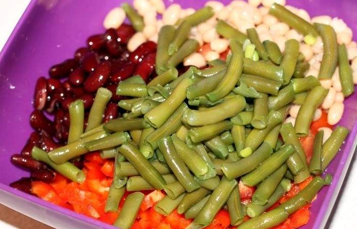 Рецепт Салат с фасолью, овощами и сухариками шаг-9