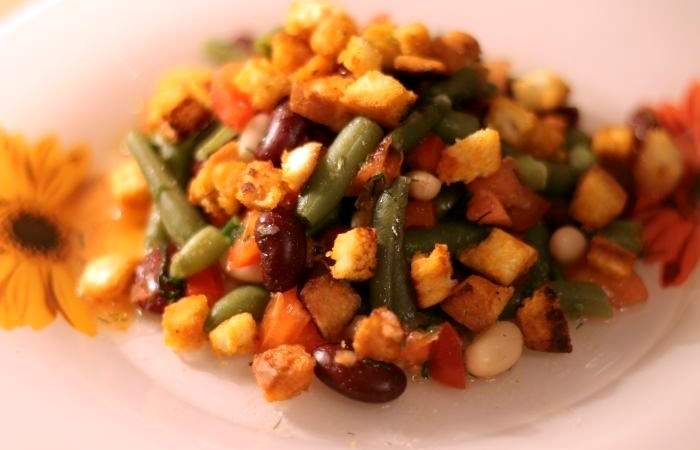 Рецепт Салат с фасолью, овощами и сухариками шаг-10