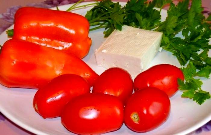 Рецепт Салат с фетой, помидорами и перцем шаг-1
