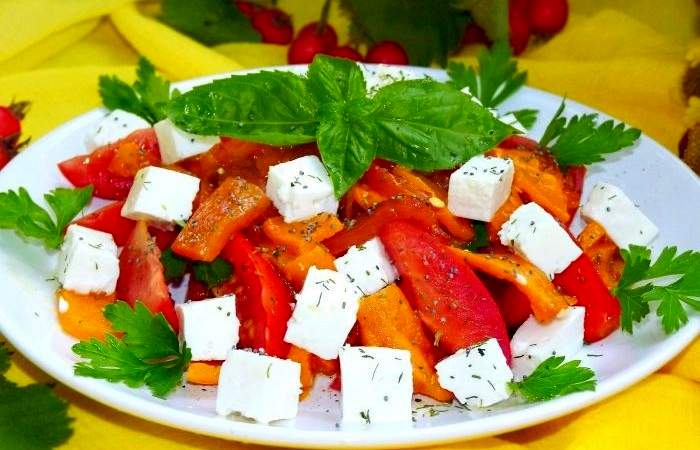 Рецепт Салат с фетой, помидорами и перцем  шаг-4