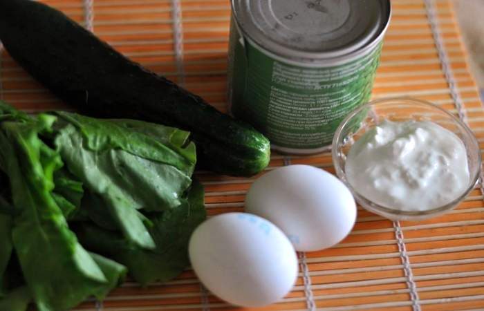 Рецепт Салат с горошком, яйцом и огурцом шаг-1