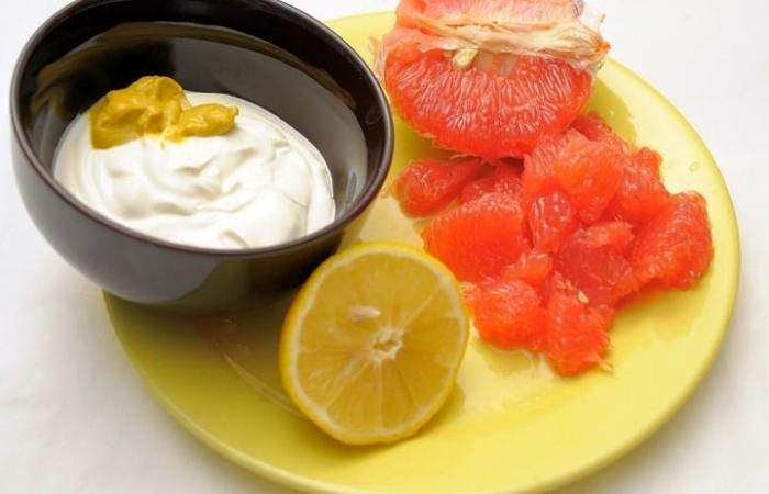 Рецепт Салат с грейпфрутом, креветками и сухариками шаг-5