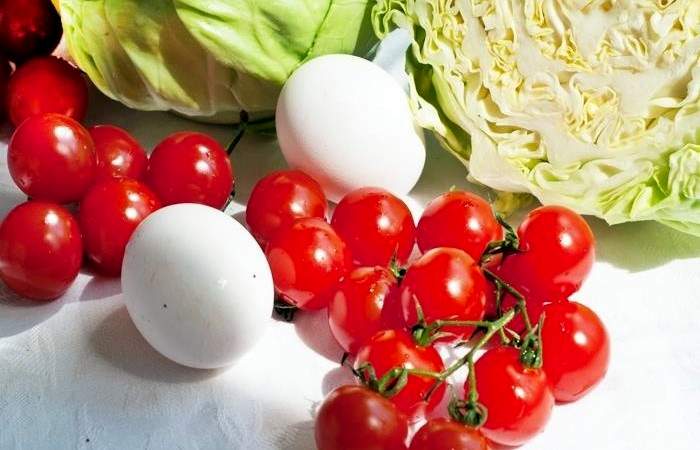Рецепт Салат с капустой, помидорами и яйцом шаг-1