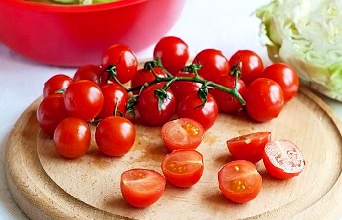 Рецепт Салат с капустой, помидорами и яйцом шаг-3