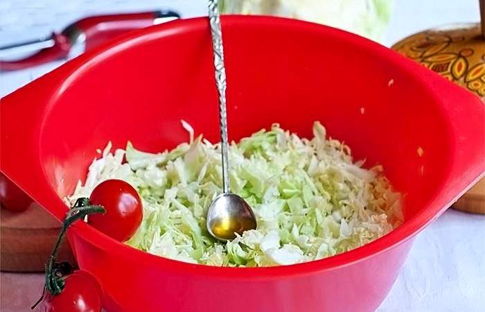 Рецепт Салат с капустой, помидорами и яйцом  шаг-4