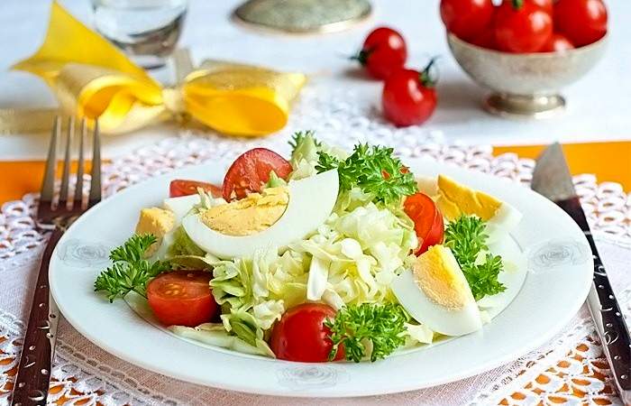 Рецепт Салат с капустой, помидорами и яйцом шаг-5