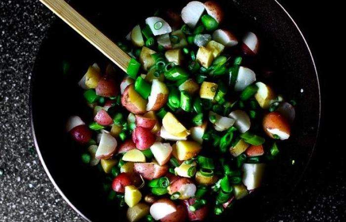 Рецепт Салат с картофелем, спаржей и маринованным луком шаг-5