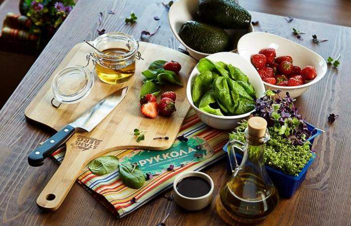 Рецепт Салат с клубникой и авокадо шаг-1
