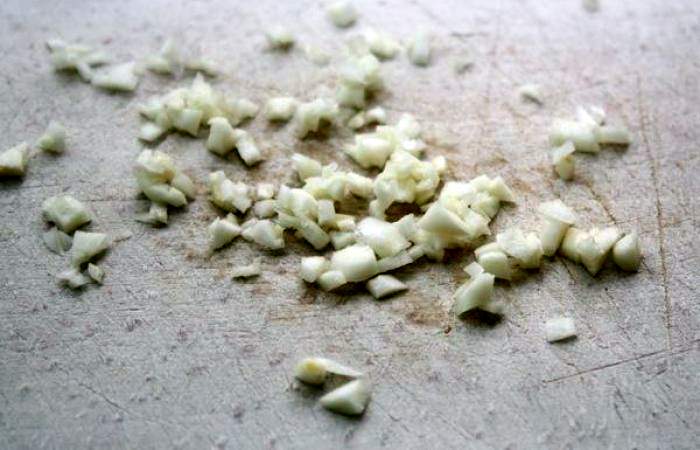 Рецепт Салат с консервированной кукурузой и кунжутом  шаг-2