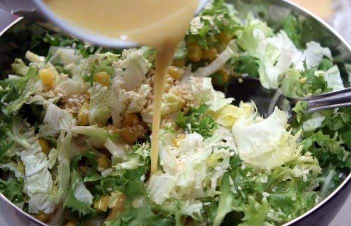 Рецепт Салат с консервированной кукурузой и кунжутом  шаг-4
