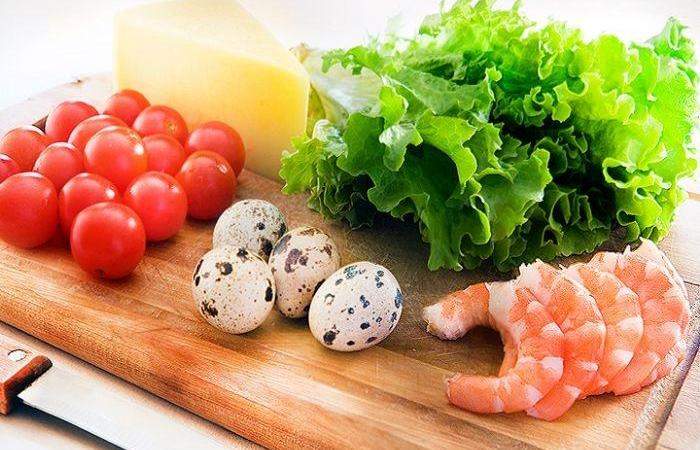 Рецепт Салат с креветками, яйцами и помидорами шаг-1