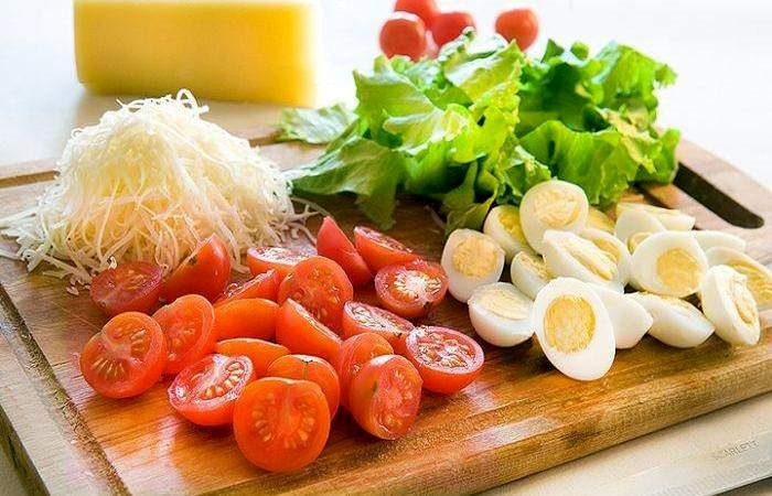 Рецепт Салат с креветками, яйцами и помидорами  шаг-2