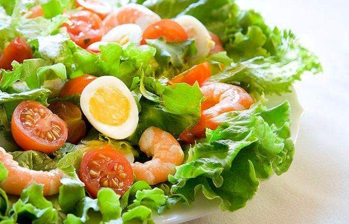 Рецепт Салат с креветками, яйцами и помидорами шаг-3