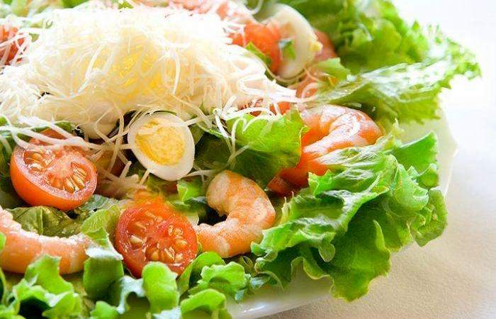 Рецепт Салат с креветками, яйцами и помидорами шаг-5