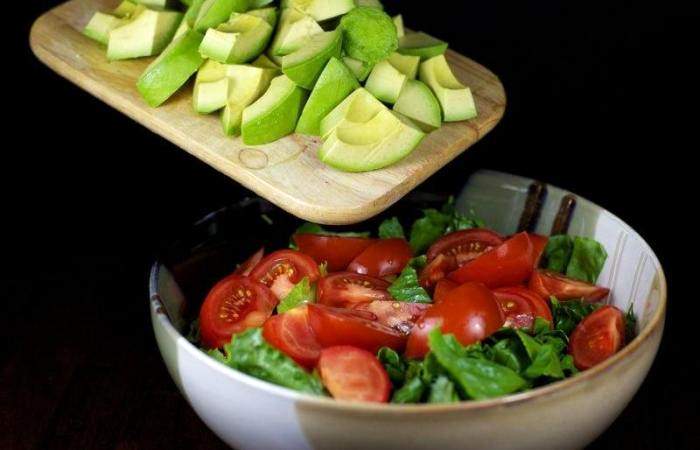 Рецепт Салат с креветками и авокадо шаг-3