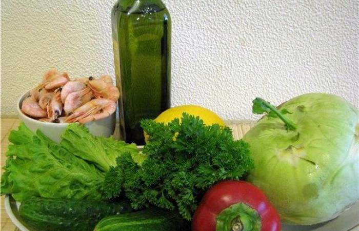 Рецепт Салат с креветками и свежими овощами шаг-1