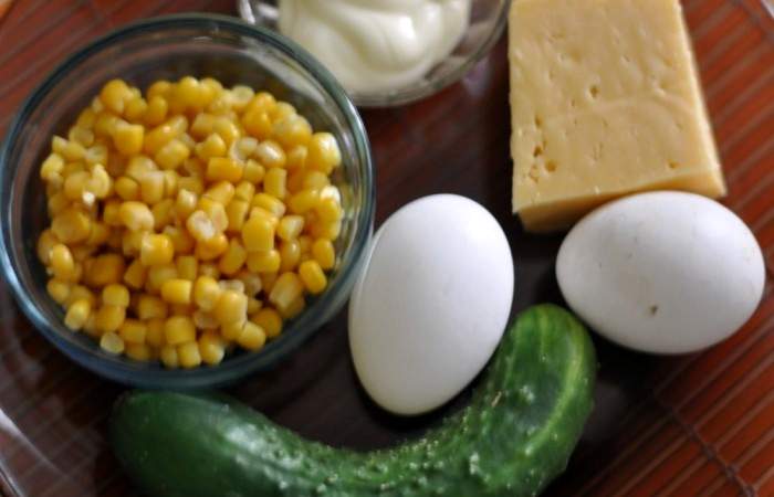 Рецепт Салат с кукурузой, огурцами и яйцами шаг-1