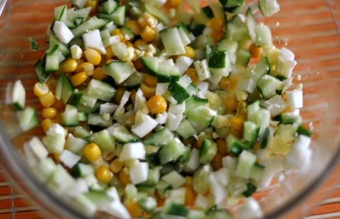 Рецепт Салат с кукурузой, огурцами и яйцами  шаг-2