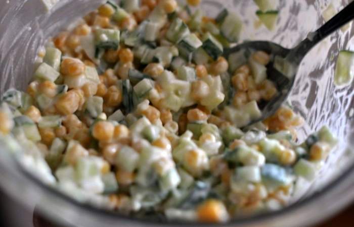 Рецепт Салат с кукурузой, огурцами и яйцами шаг-3