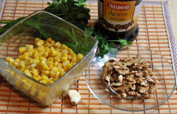 Рецепт Салат с кукурузой и грецкими орехами шаг-1