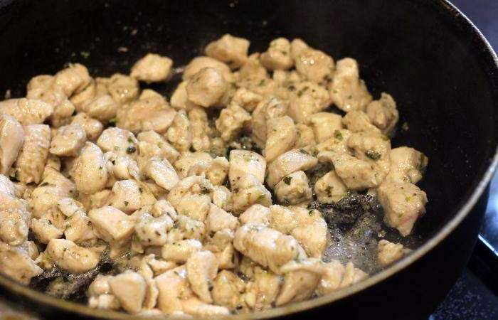 Рецепт Салат с курицей и грибами  шаг-4