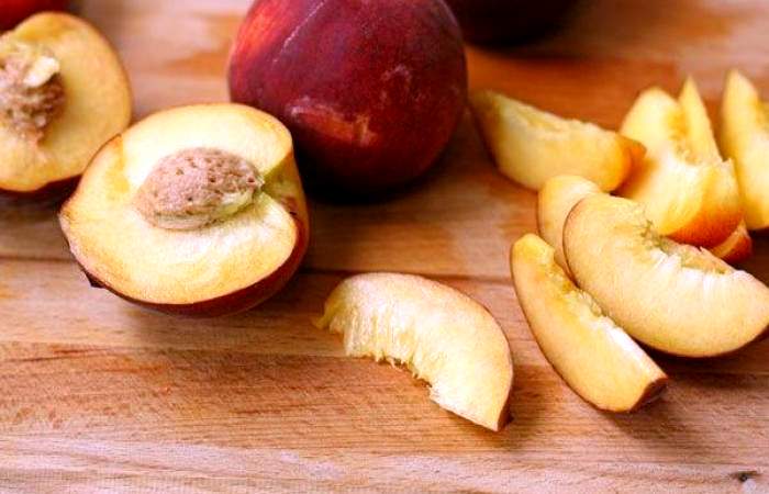 Рецепт Салат с персиками и моцареллой  шаг-2